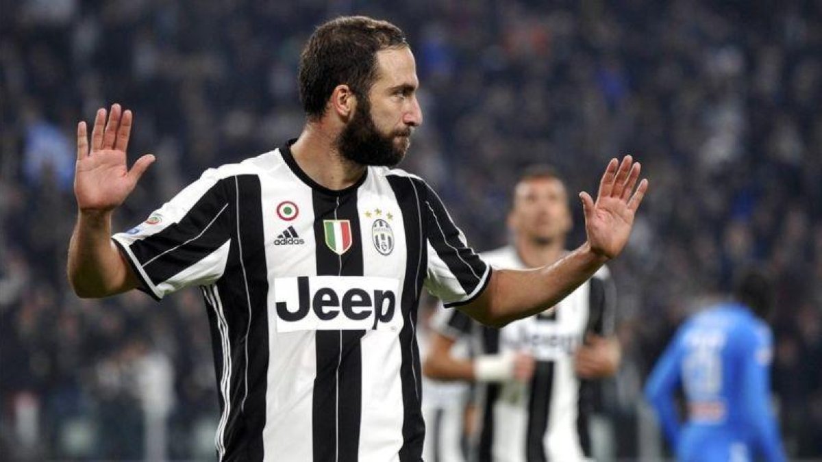 Gonzalo Higuaín renuncia a celebrar el gol que le acaba de marcar a su exequipo, el Nápoles.-REUTERS / GIORGIO PEROTTINO