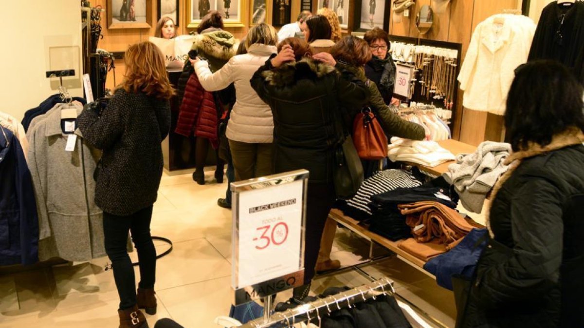 Cola para pagar en un establecimiento soriano durante el año pasado.-ÁLVARO MARTÍNEZ