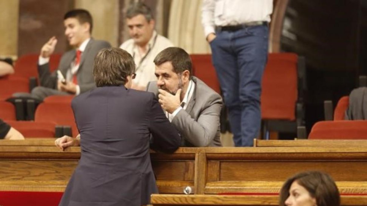 El president Carles Puigdemont junto a Jordi Sànchez (ANC).-JULIO CARBÓ