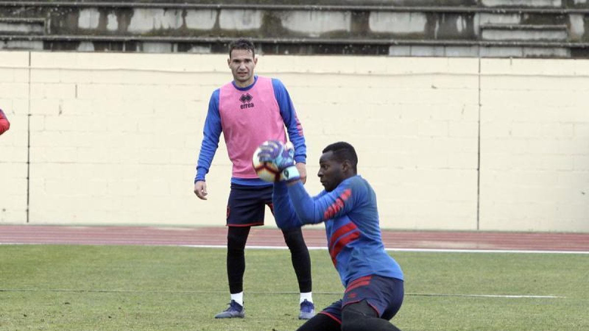 David Rodríguez en el entrenamiento de ayer del Numancia en el anexo junto al portero Taliby.-Luis Ángel Tejedor