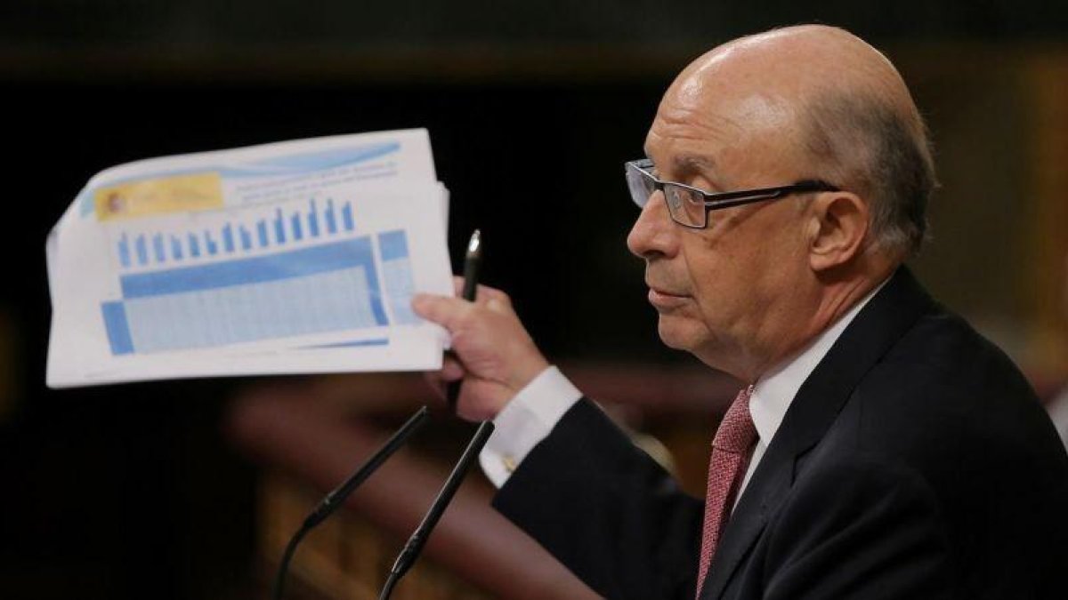 El ministro Montoro durante el debate de los Presupuestos del Estado.-JOSÉ LUIS ROCA