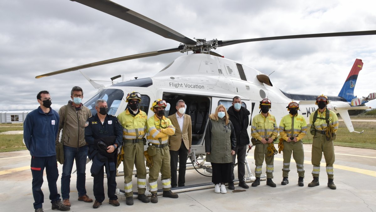 Autoridades posando en la base con el helicóptero.-HDS