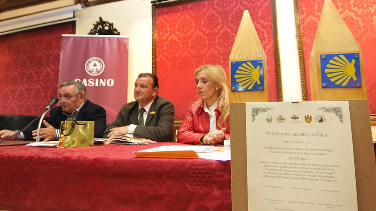 Julio Villar, Miguel Ángel Jiménez y Teresa Valdenebro, en el encuentro de ayer. / DIEGO MAYOR-