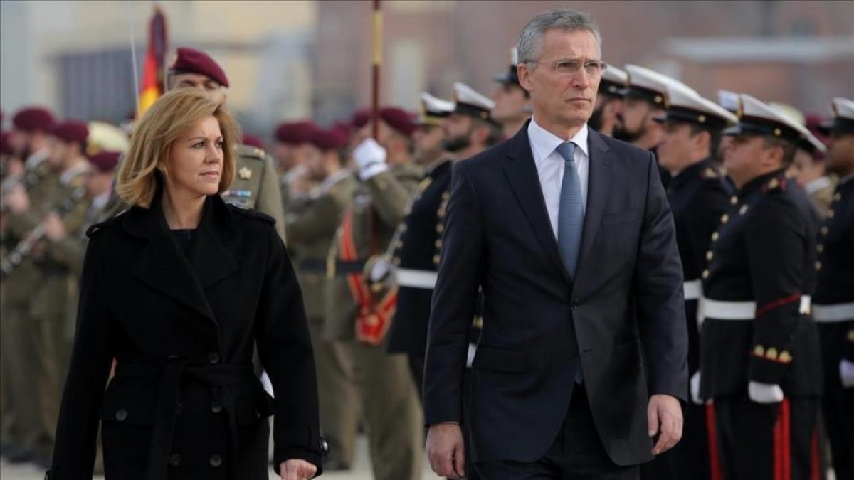 María Dolores de Cospedal recibe al secretario general de la OTAN, Jens, Stoltenberg, este jueves en la base de Torrejón de Ardoz (Madrid).-/ JOSÉ LUIS ROCA