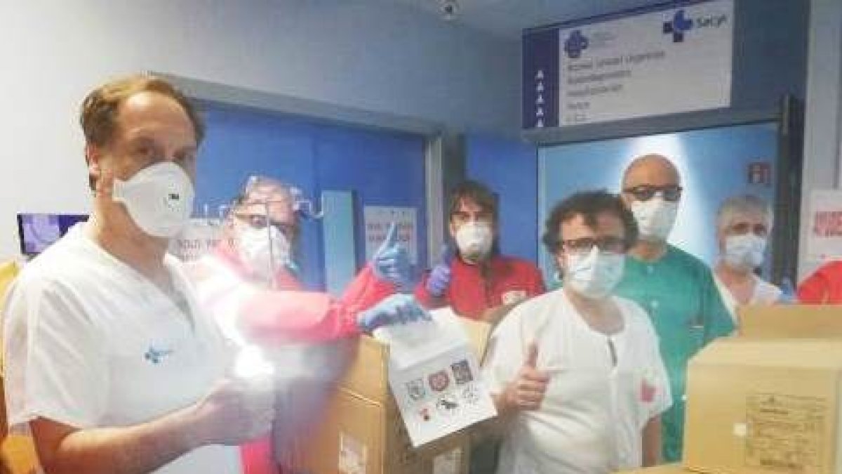 Entrega del material de las peñas en el hospital.