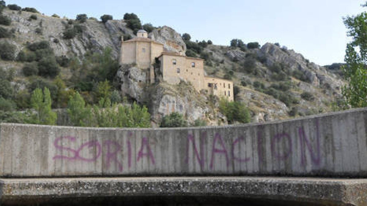 Pintadas con el escrito ‘Soria nación’. ÁLVARO MARTÍNEZ-