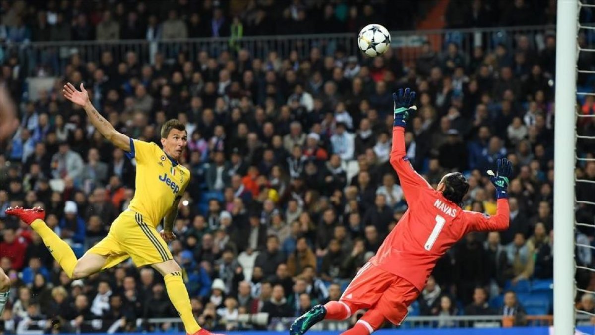 Mandzukic tira a puerta-MATTIAS HANGST
