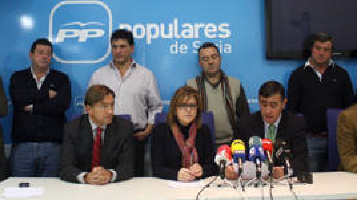 Angulo, arropada por alcaldes y ediles, en la mañana de ayer. / PP-
