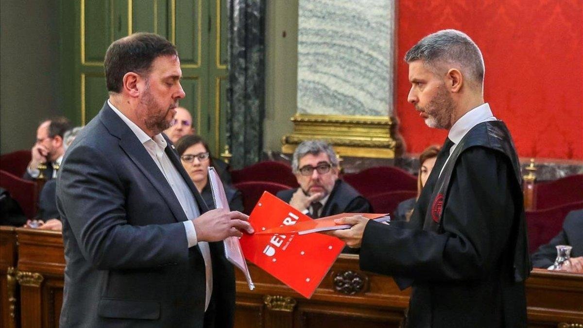 Junqueras y su abogado, en el Supremo, el martes.-EFE / POOL
