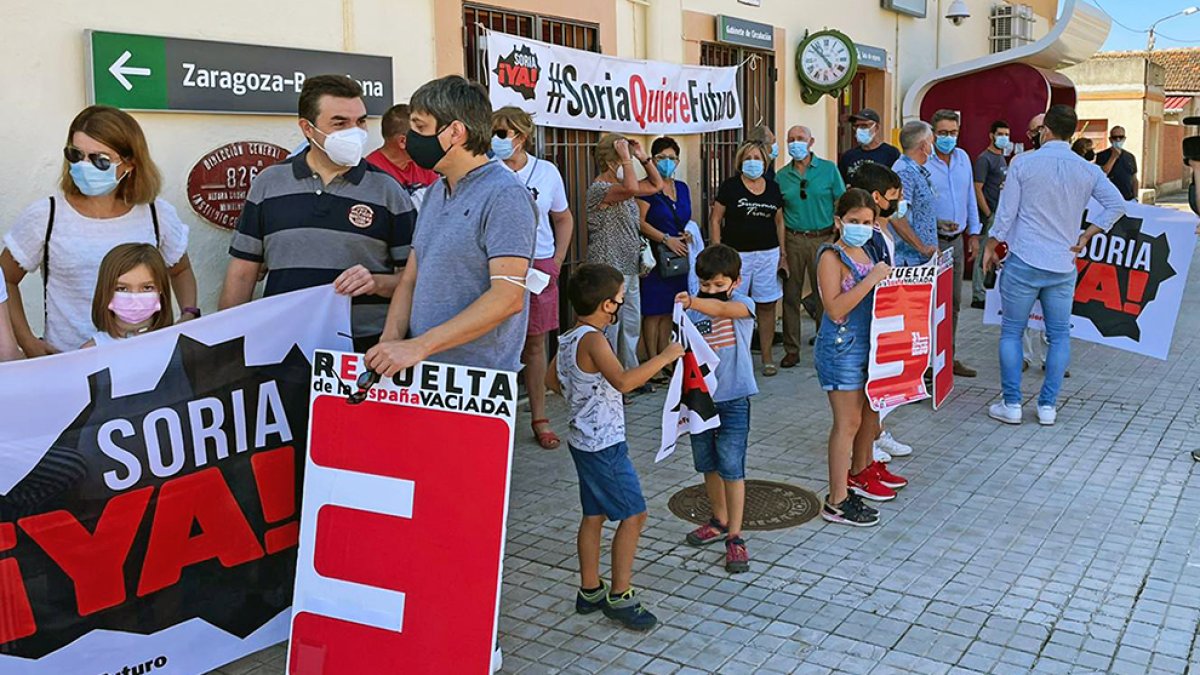 Los vecinos de Arcos de Jalón se concentraron a las a las 10.50 horas, si bien el tren llegó con unos 20 minutos de retraso. HDS