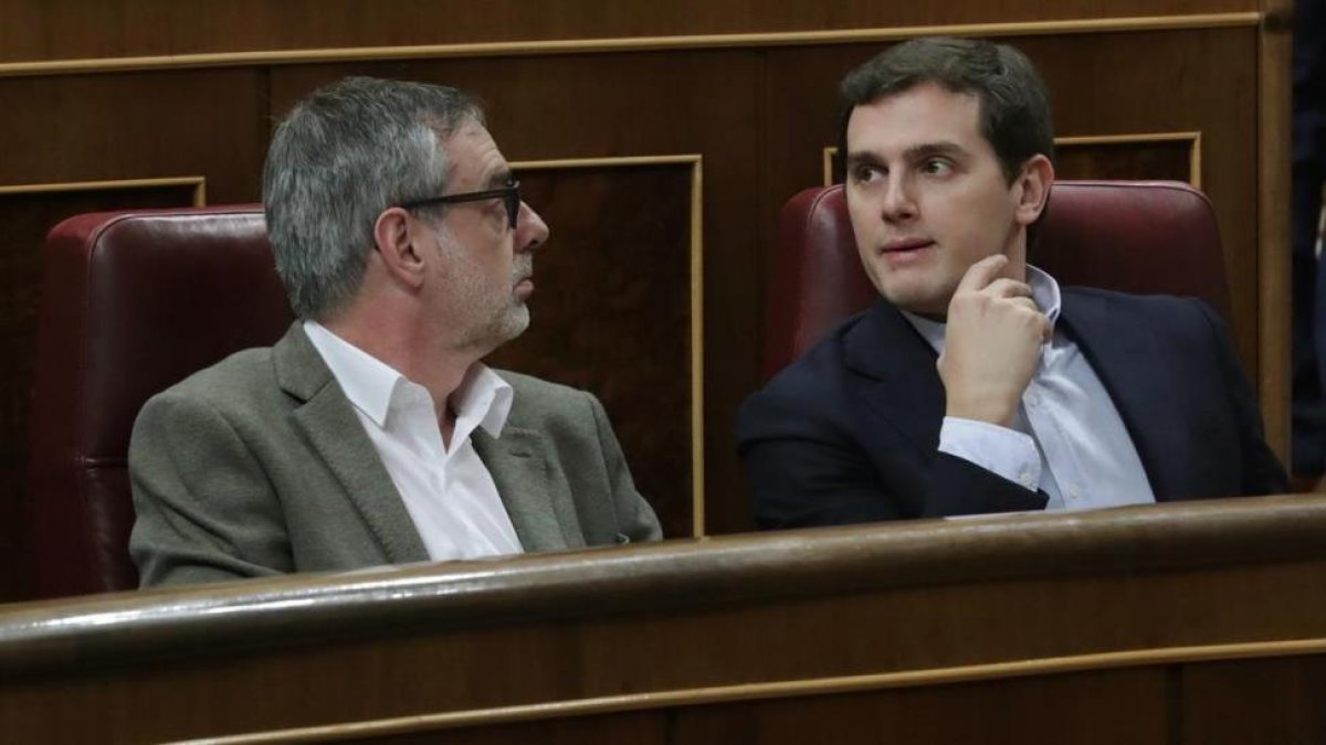 El líder de Cs, Albert Rivera, y el secretario general, José Manuel Villegas, en el Congreso.-/ PERIODICO (EFE / ZIPI)