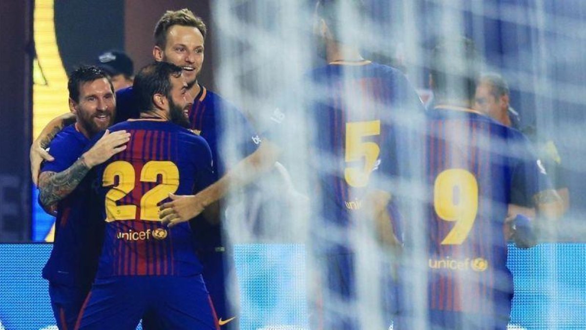Los jugadores del Barça felicitan a Messi, autor del primer gol ante el Madrid en el clásico de Miami.-CHRIS TROTMAN