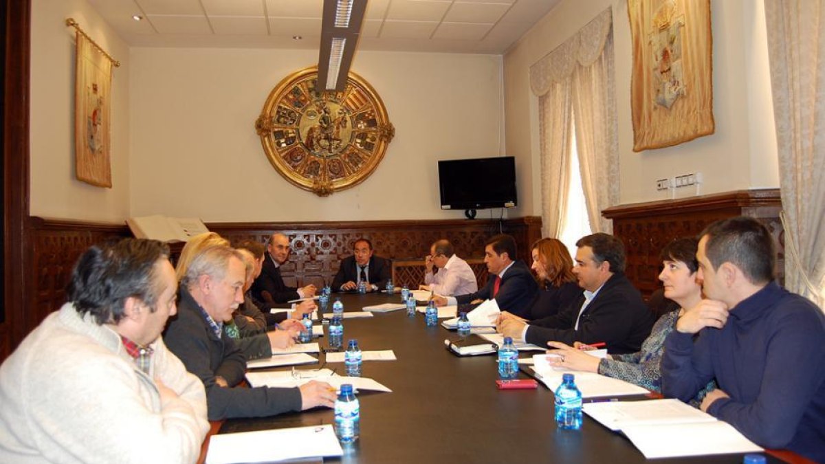 Miembros del Consejo de Desarrollo en la primera reunión de ayer-Diputación