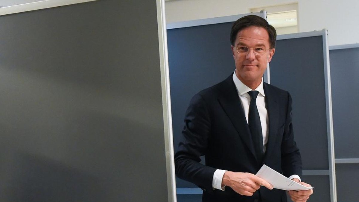 El primer ministro holandés, Mark Rutte, tras depositar su voto.-JOHN THYS / AFP