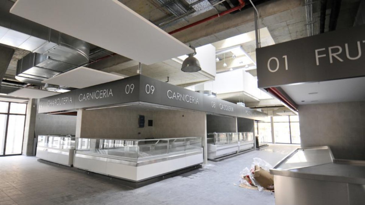 Interior de la zona de puestos del nuevo mercado municipal.-ÁLVARO MARTÍNEZ