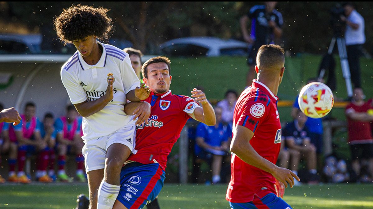 Un lance entre Cotán y un jugador del Real Madrid Castilla. MARIO TEJEDOR