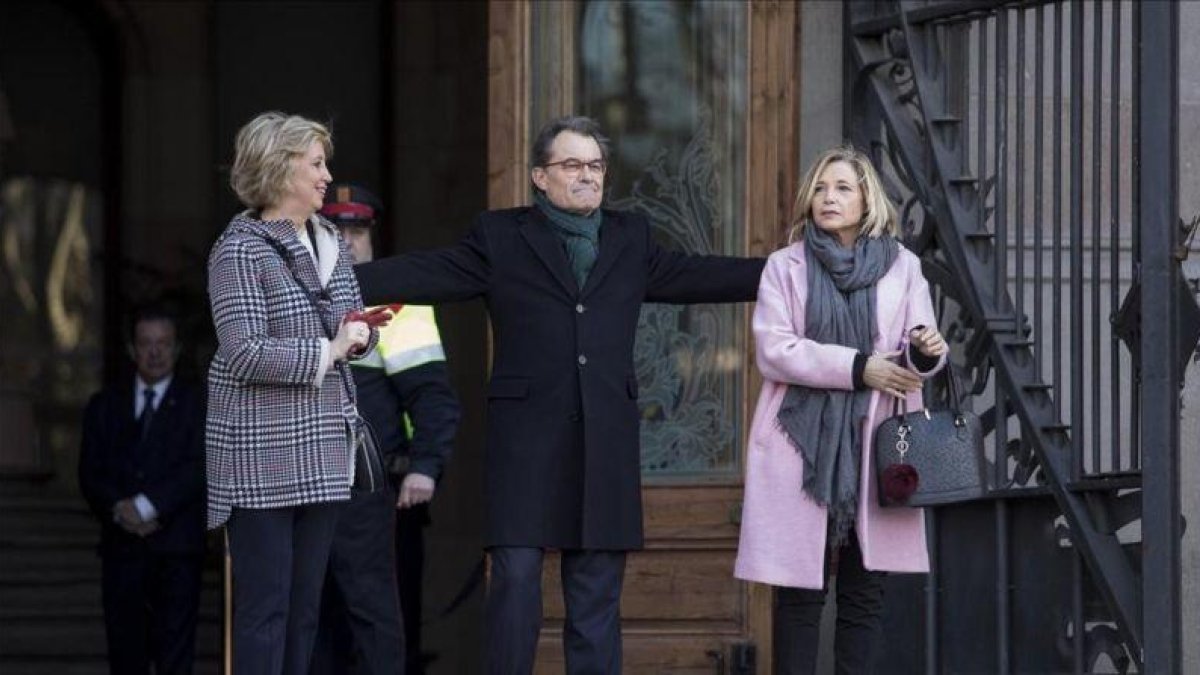 Irene Rigau, Artur Mas y Joana Ortega a las puertas del TSJC el primer día del juicio por el 9-N.-FERRAN NADEU