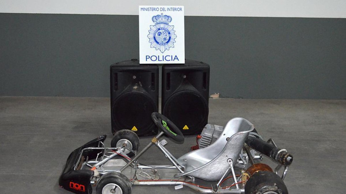 Altavoces, un kart y discos de freno intervenidos como parte del botín.-SUBDELEGACIÓN
