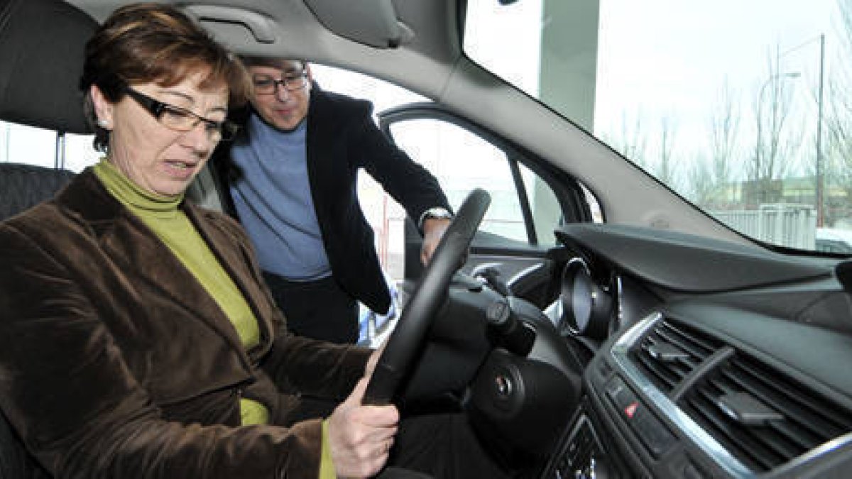 Un trabajador muestra un coche. / VALENTÍN GUISANDE-