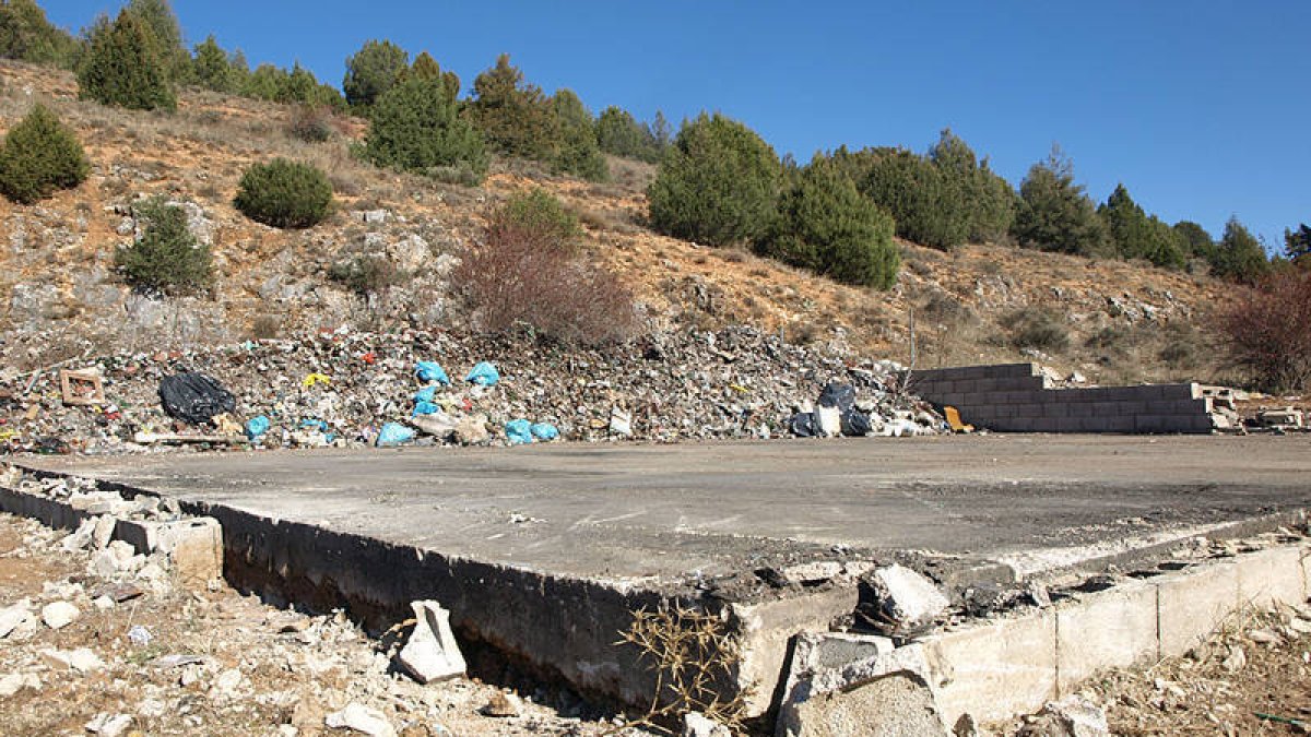 En la mañana de ayer los principales montones de basura ya estaban retirados. / JAVIER SOLÉ-
