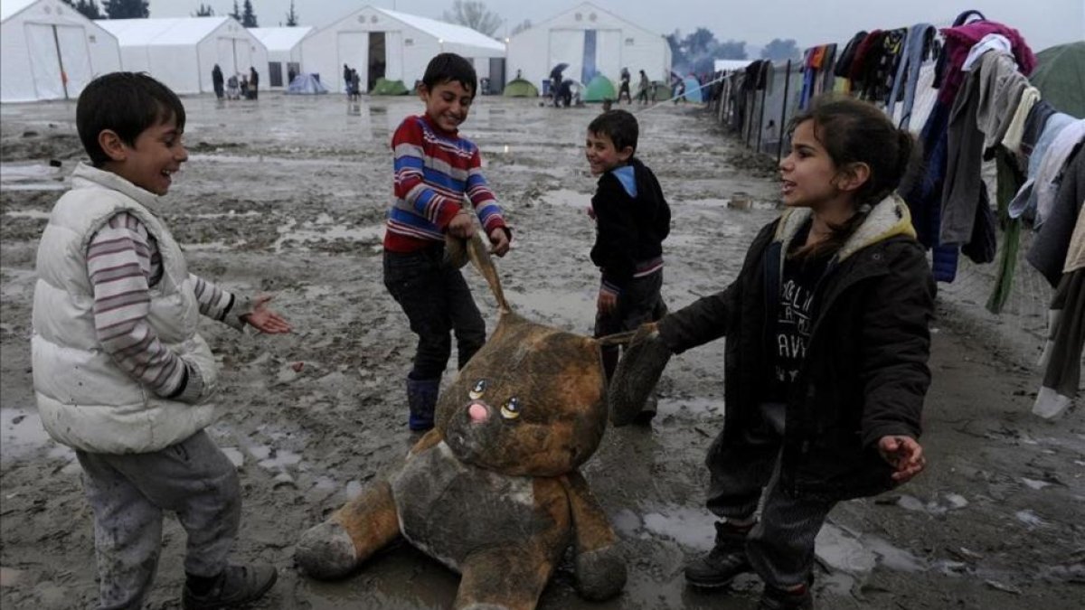 Unos niños juegan en un campo para refugiados en Grecia.-REUTERS / ALEXANDROS AVRAMIDIS