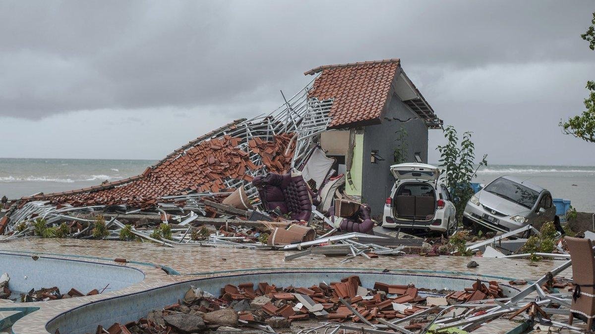 Devastación producida por el tsunami-Fauzy Chaniago  / AP