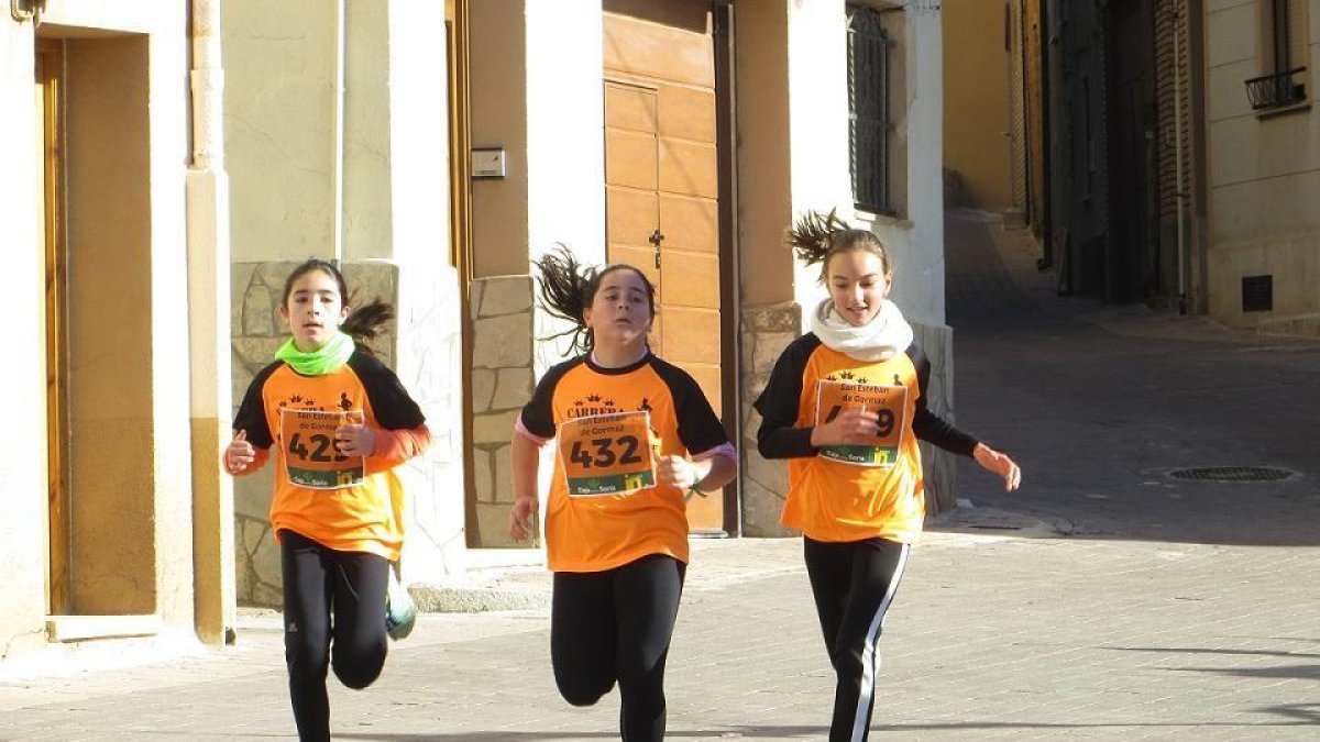 La localidad de SanEsteban llenó sus calles ayer con la celebración de la Carrera de Reyes.-ANA HERNANDO