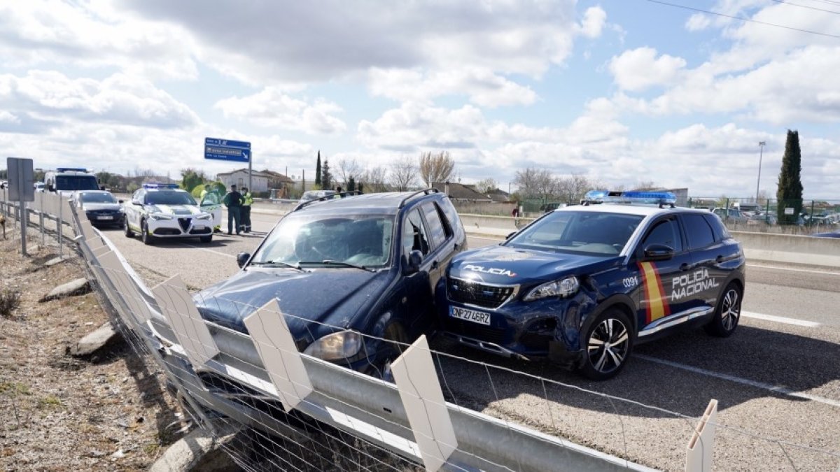 El vehículo, accidentado tras el uso de barreras de pinchos para parar la fuga, custodiado por agentes de la Policía Nacional y la Guardia Civil. LETICIA PÉREZ-ICAL
