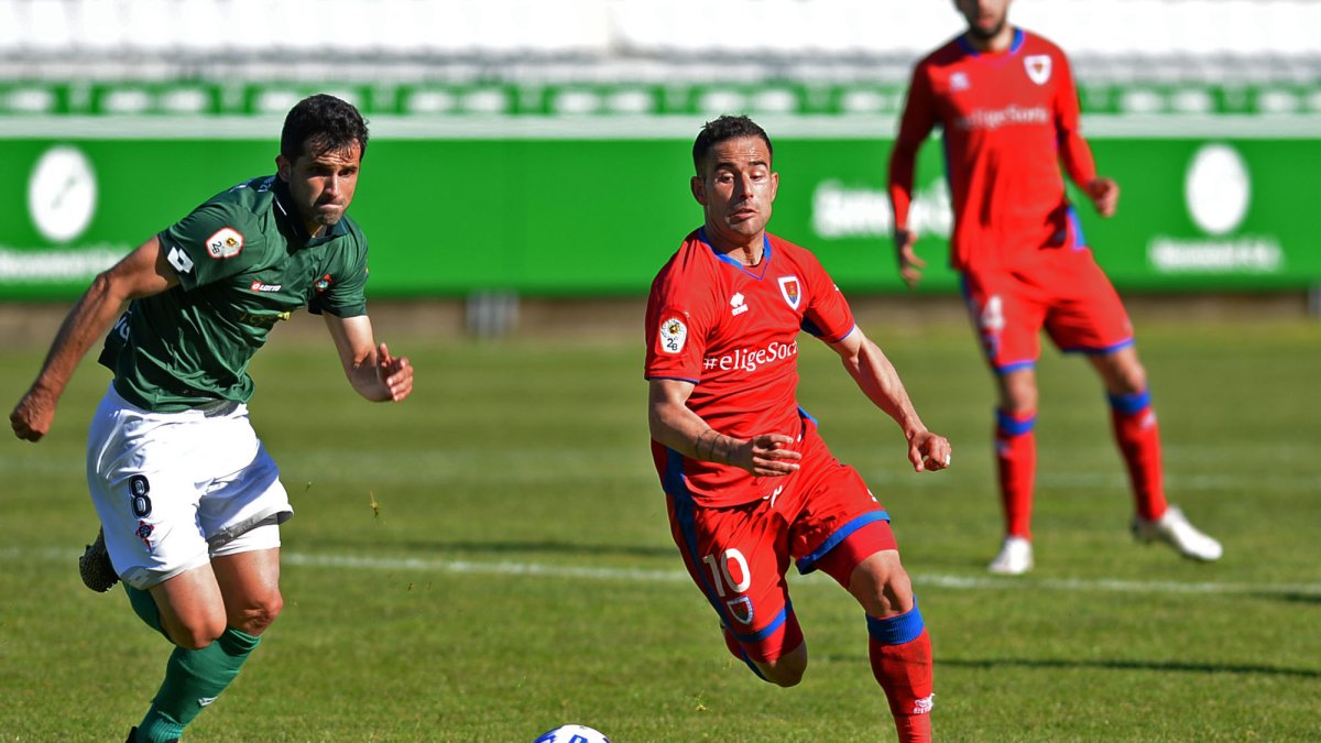 El jugador local Álex López, uno de los más destacados del partido, lucha por un balón con el numantino Menudo. ÁREA 11