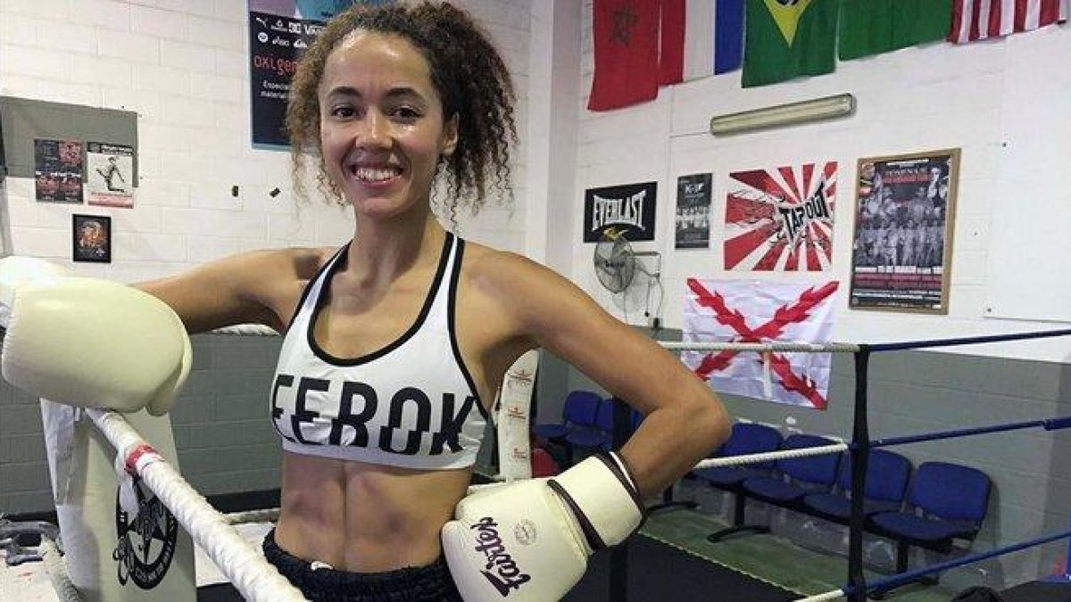Lara Fernández, en su gimnasio de Coria del Río después de conquistar el título mundial.-EFE / FERMÍN CABANILLAS