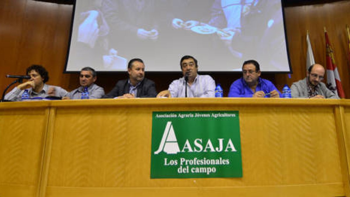 Responsables de Asaja Soria con Donaciano Dujo en la asamblea de ayer. /A.M.-