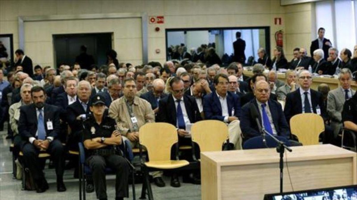 Vista general de los acusados en el juicio por las 'tarjetas black'.-EFE / SERGIO BARRENECHEA