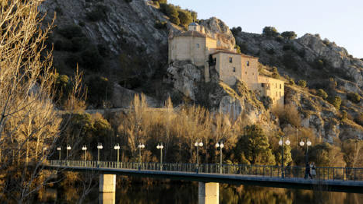 La ermita de San Saturio junto al río Duero. HDS