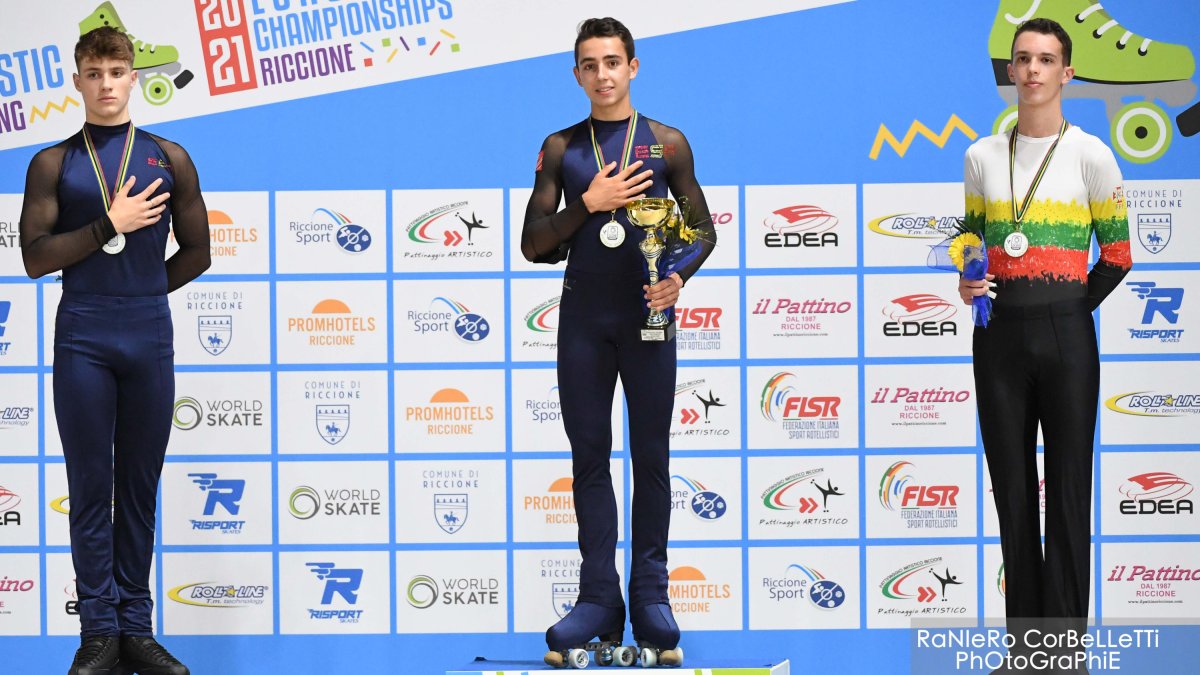 El soriano Héctor Díez Severino en lo más alto del podio como campeón de Europa junior de patinaje. Rainiero Corbelletti