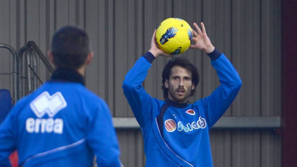 Malón se estrenará hoy como titular en Liga. / A. Martínez-