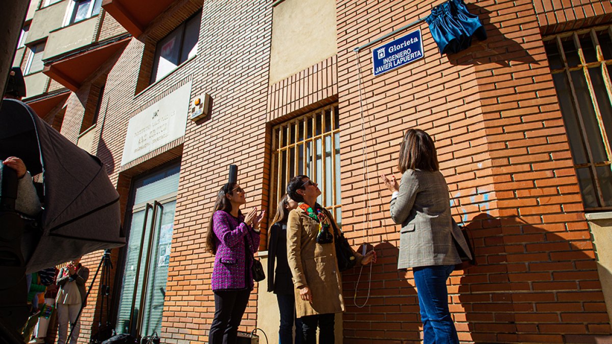 Descubrimiento de la placa en la glorieta del alto del Espolón. MARIO TEJEDOR