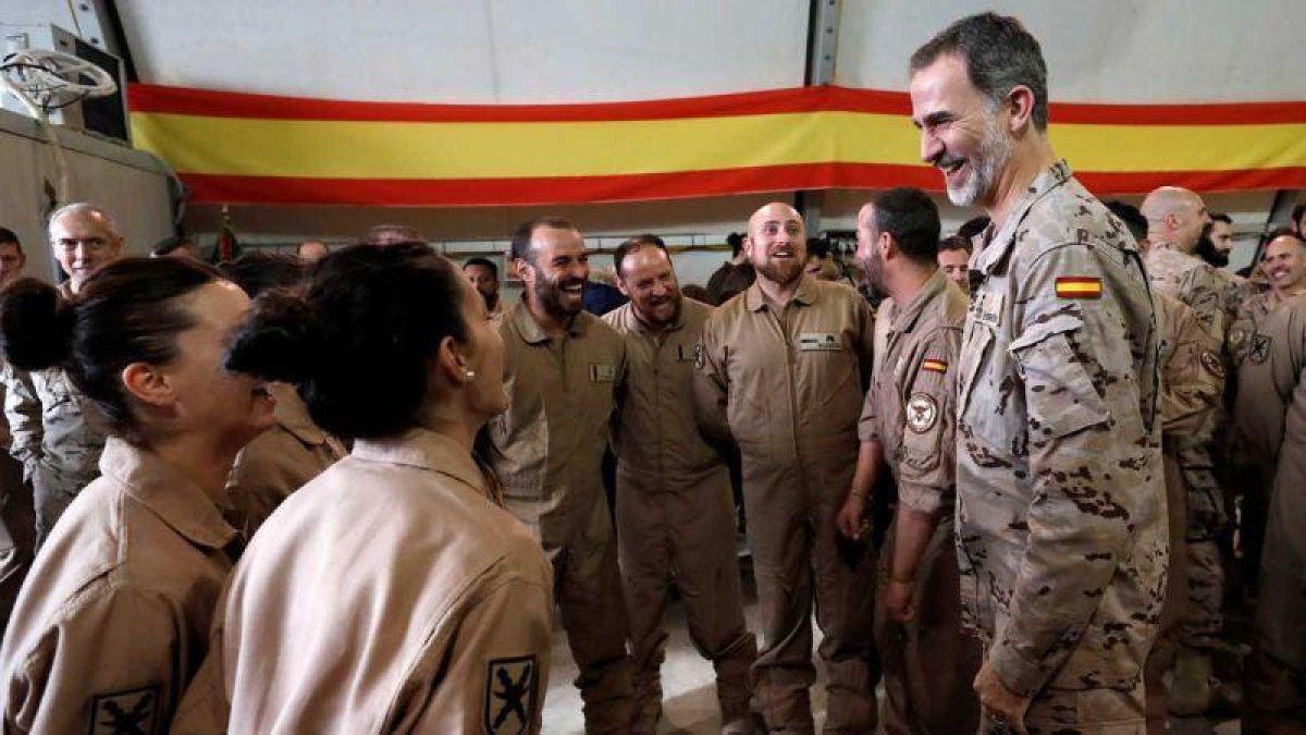 El rey Felipe VI visita por sorpresa a las tropas en Irak.-CHEMA MOYA (EFE)