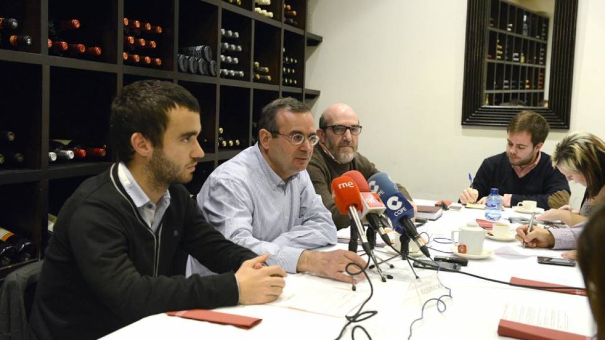 Pablo Yáñez, Jesús de Lózar y Javier Hernández, ayer, en un desayuno de trabajo con periodistas.-ÁLVARO MARTÍNEZ