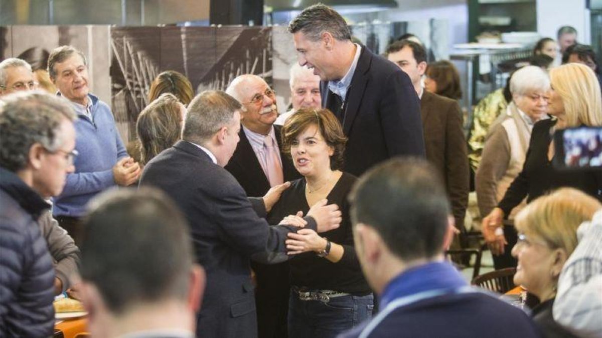 Santamaría, con Albiol, este sábado en una comida-mitin en Girona.-EL PERIÓDICO