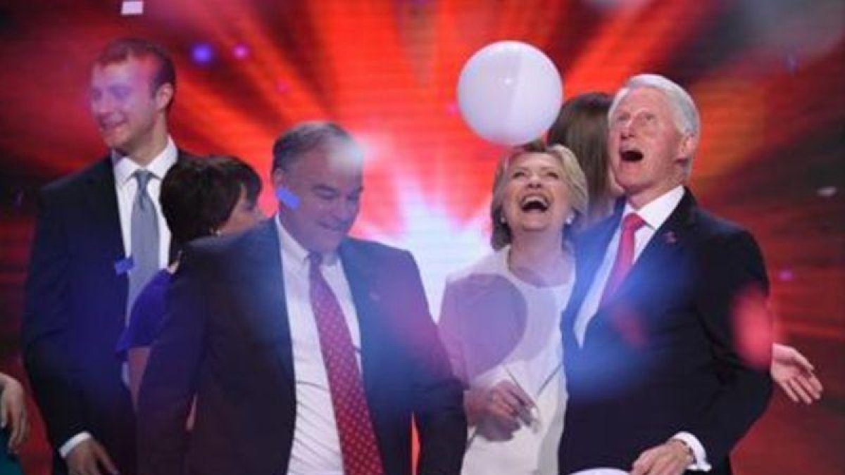 Clinton y su esposo (derecha), en la Convención Demócrata en Filadelfia.-AFP / SAUL LOEB