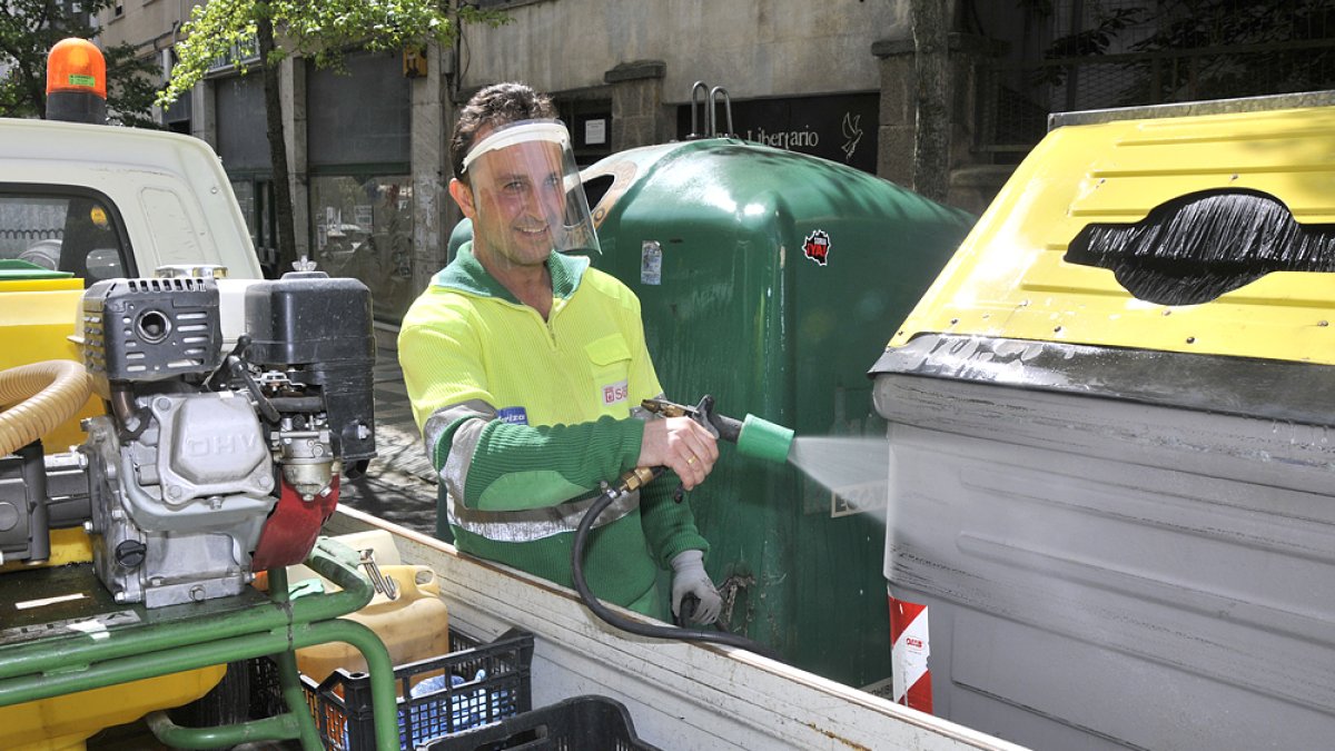 Diego Vilchez, trabajador del servicio de limpieza de la capital.- VALENTÍN GUISANDE