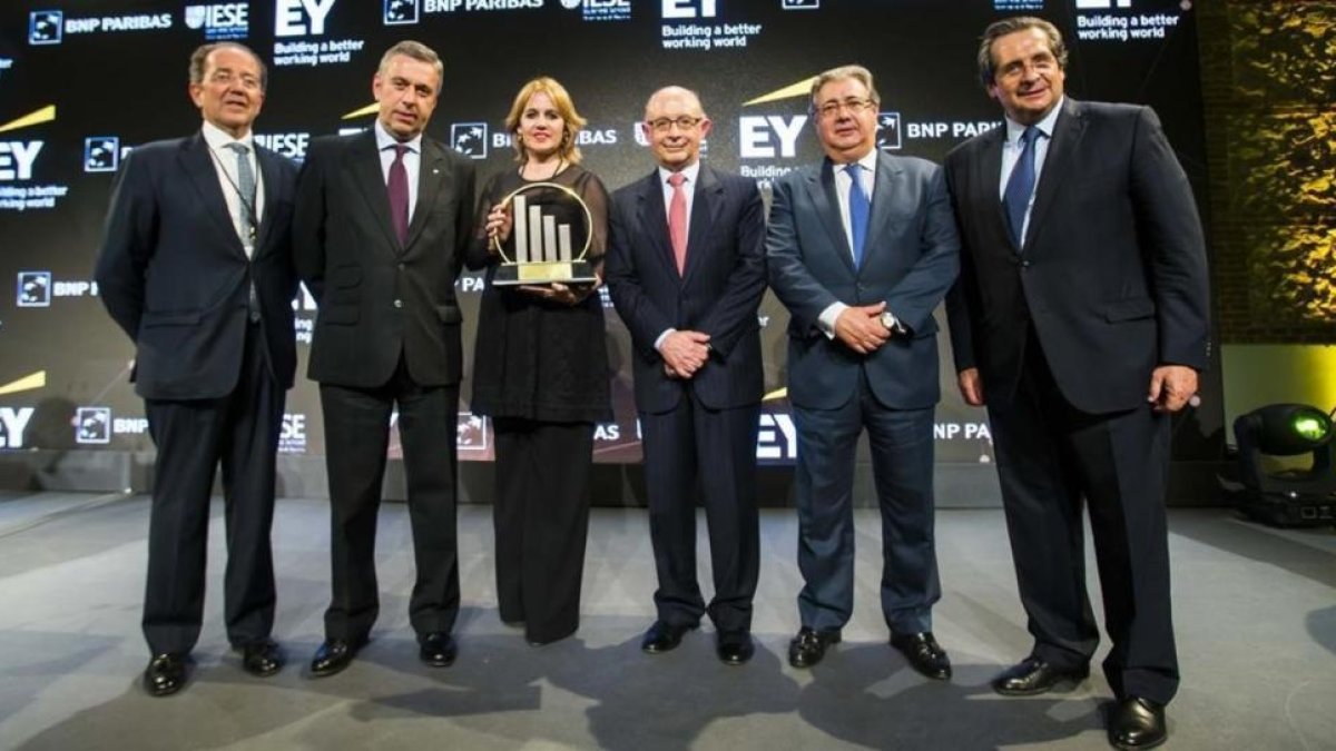 Ramiro Mato, Presidente de BNP Paribas España; José Luis Perelli, Presidente de EY España; Rosa Tous, Vicepresidenta corporativa de TOUS; Cristóbal Montoro, Ministro de Hacienda y Función Pública; Juan Ignacio Zoido, Ministro del Interior; y Juan Roure.-MÁXIMO GARCÍA DE LA PAZ