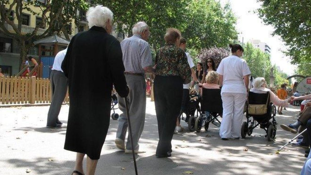 Un grupo de ancianos pasea por Paseo San Juan.-IMMA COY