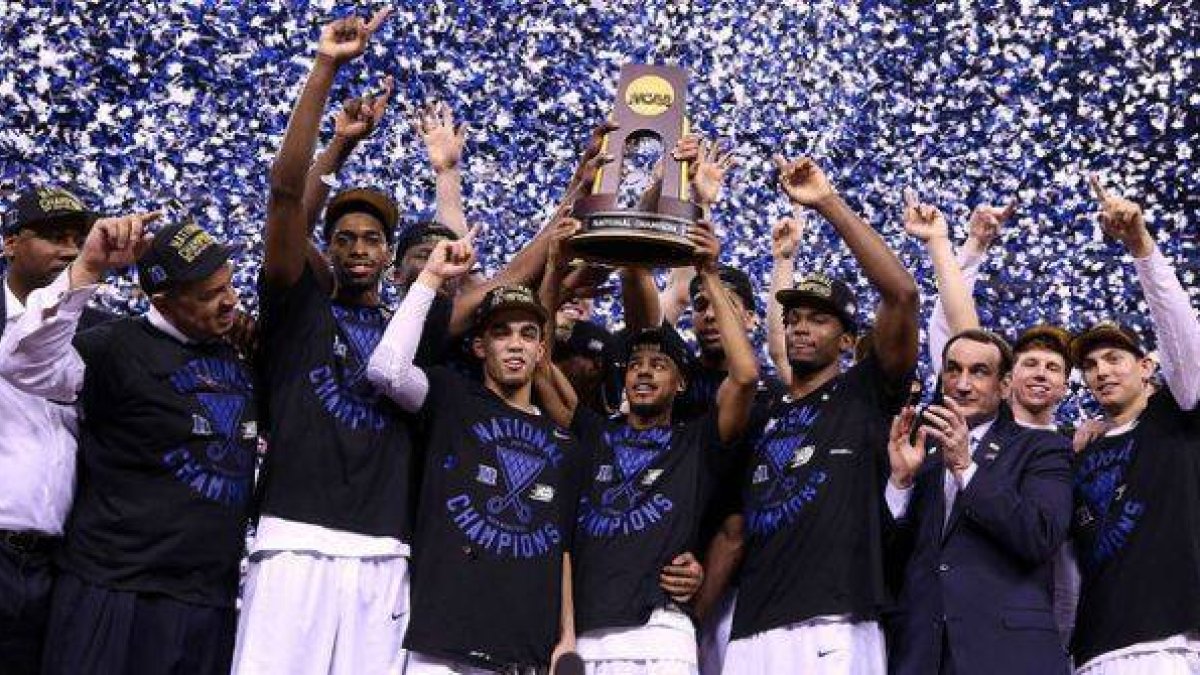 Los Blue Devils de Duke celebran su quinto título universitario tras ganar a los Badgers de Wisconsin en la final.-Foto: AFP / STREETER LECKA