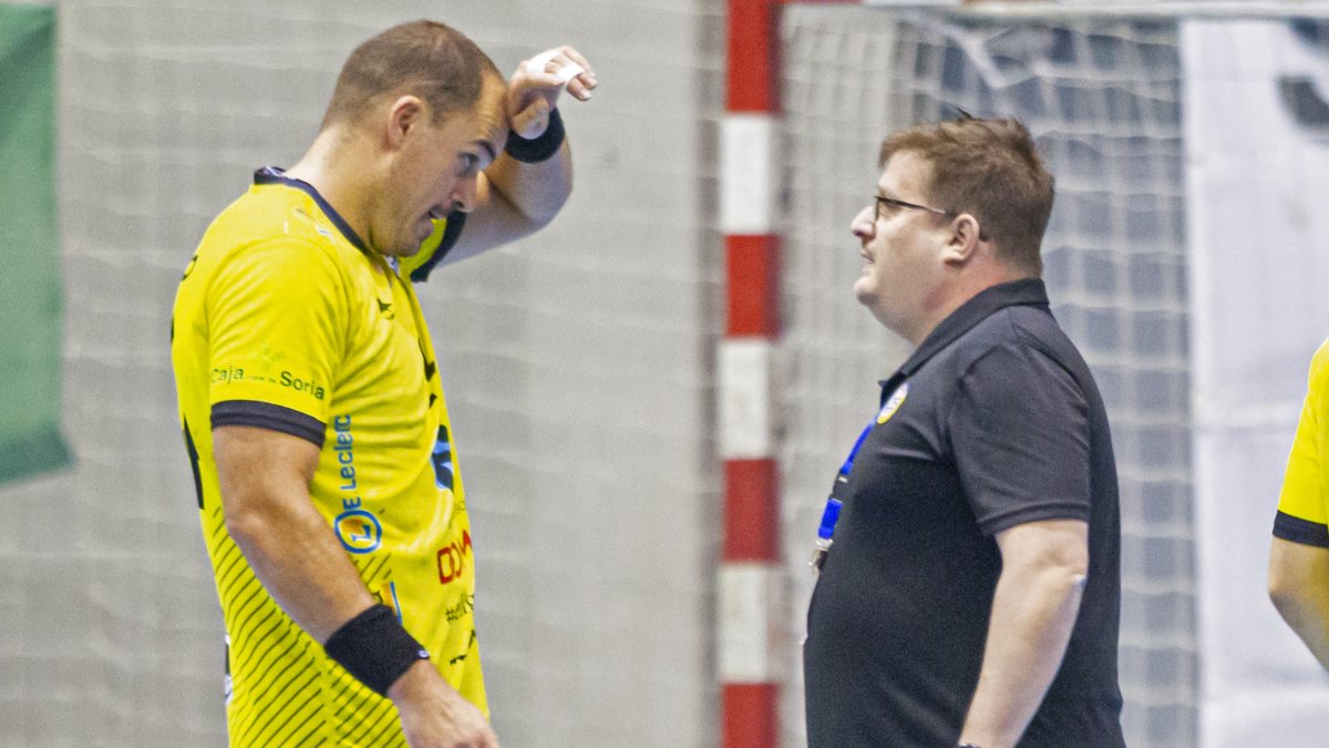 Jordi Lluelles, entrenador de Balonmano Soria, dando instrucciones a Javier Castillo. MARIO TEJEDOR