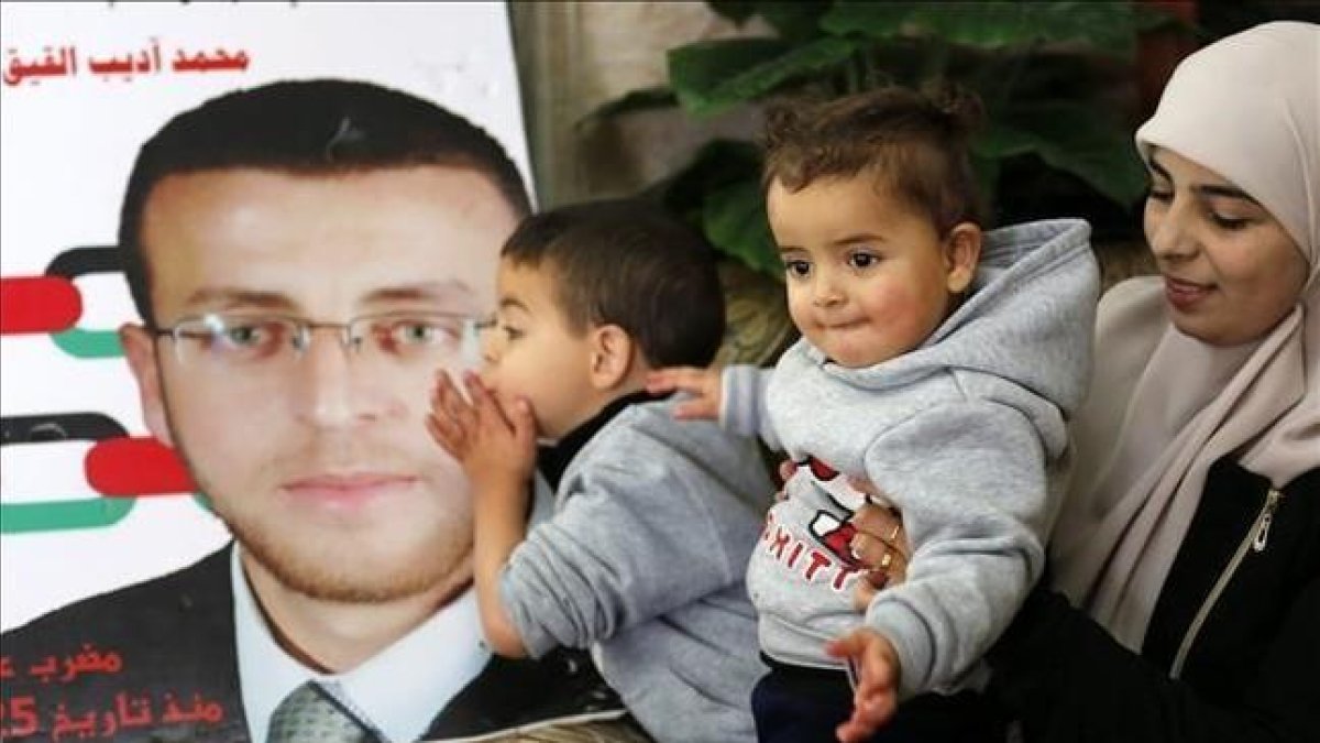 La mujer de Mohamed Al Qiq y sus hijos.-EFE / ABED AL HASHLAMOUN