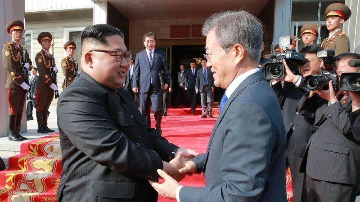 El presidente de Corea del Sur, Moon Jae-in, estrecha la mano a su homólogo de Corea del Norte, Kim Jong-un.-AFP