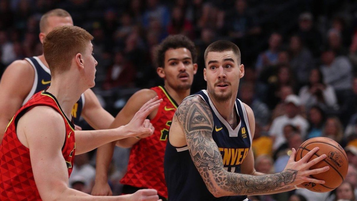 Juancho, rodeado de rivales-