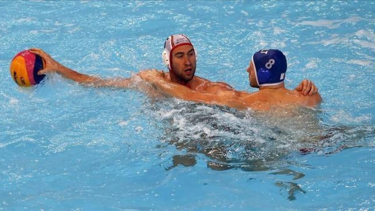 Guillermo Molina controla el balón en un momento del partido ante Malta-KOCA SULEJMANOVIC / EFE