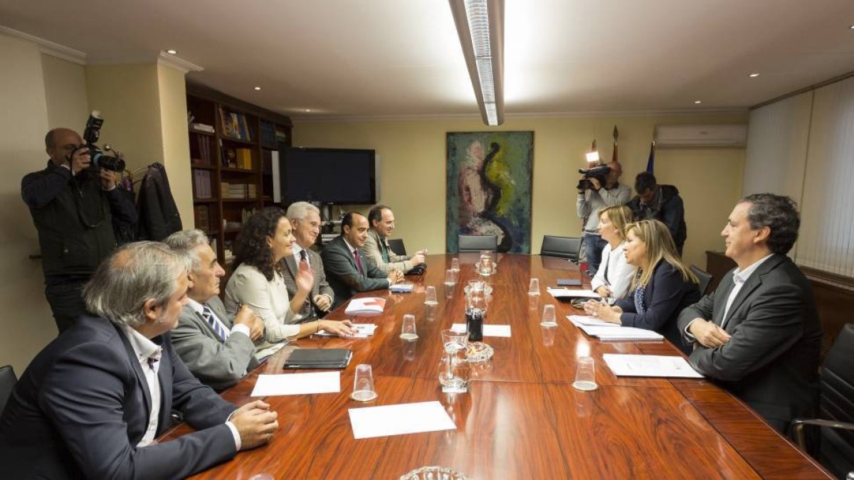 La vicepresidenta de la Junta de Castilla y León, Rosa Valdeón, y la consejera de Familia, Alicia García, mantienen una reunión de trabajo con representantes de ONG para la acogida de refugiados en Castilla y León-Ical